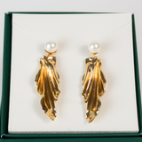 Brinco de Pérola com Peça Pendente Texturizada