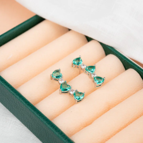 Brinco Ear Cuff Coração Esmeralda com Zircônias