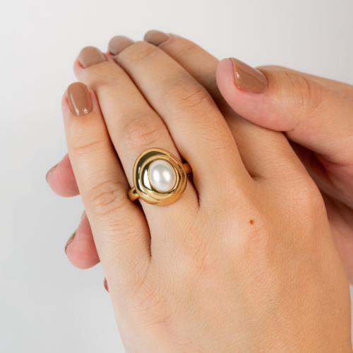 Anel Dourado com Pérola Central