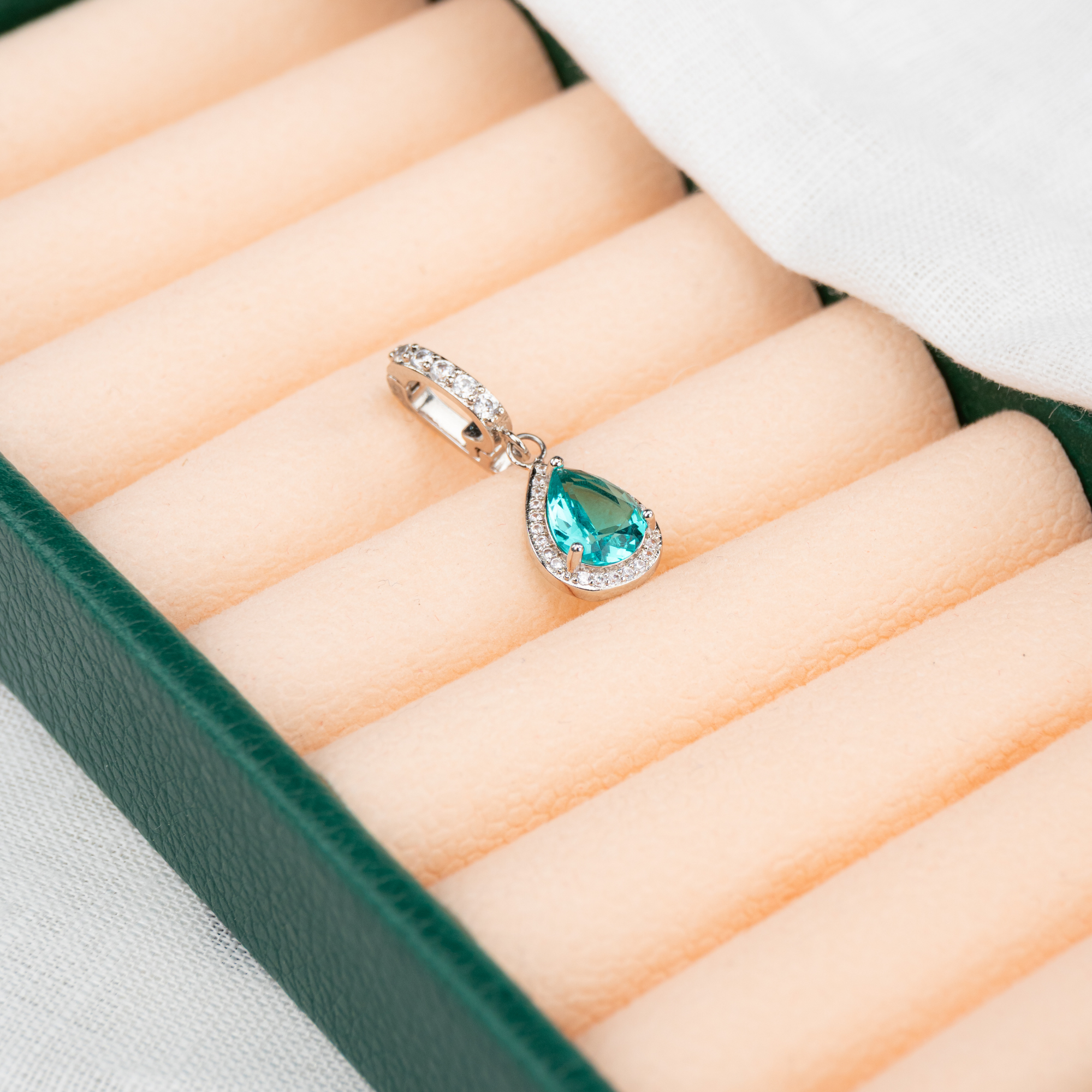 Pingente Gota Verde com Auréola Cravejada