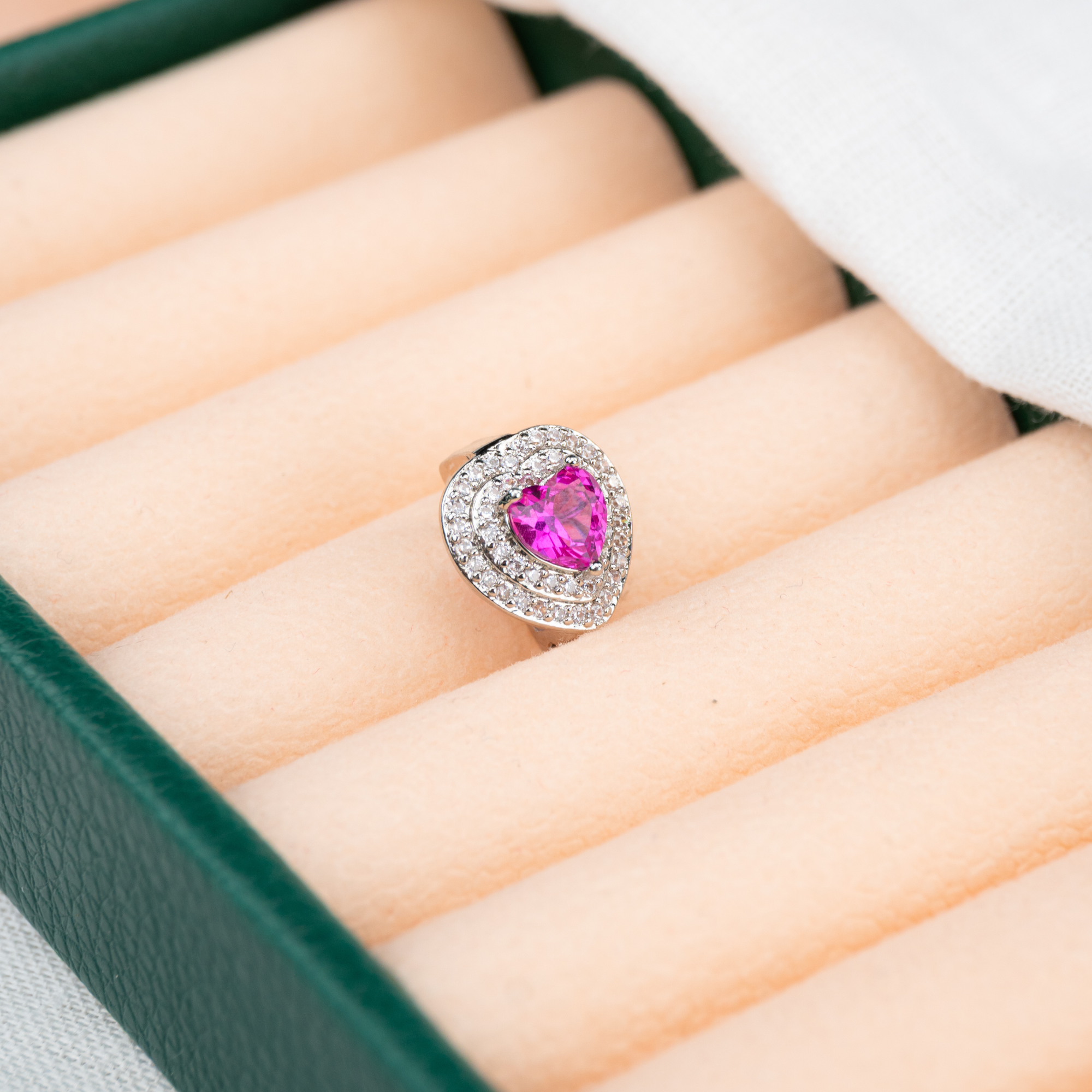 Pingente Coração Rosa com Auréola Dupla Cravejada