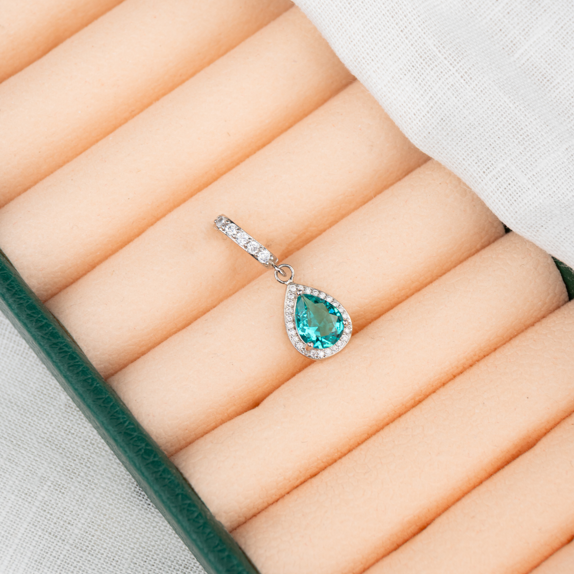 Pingente Gota Verde com Auréola Cravejada