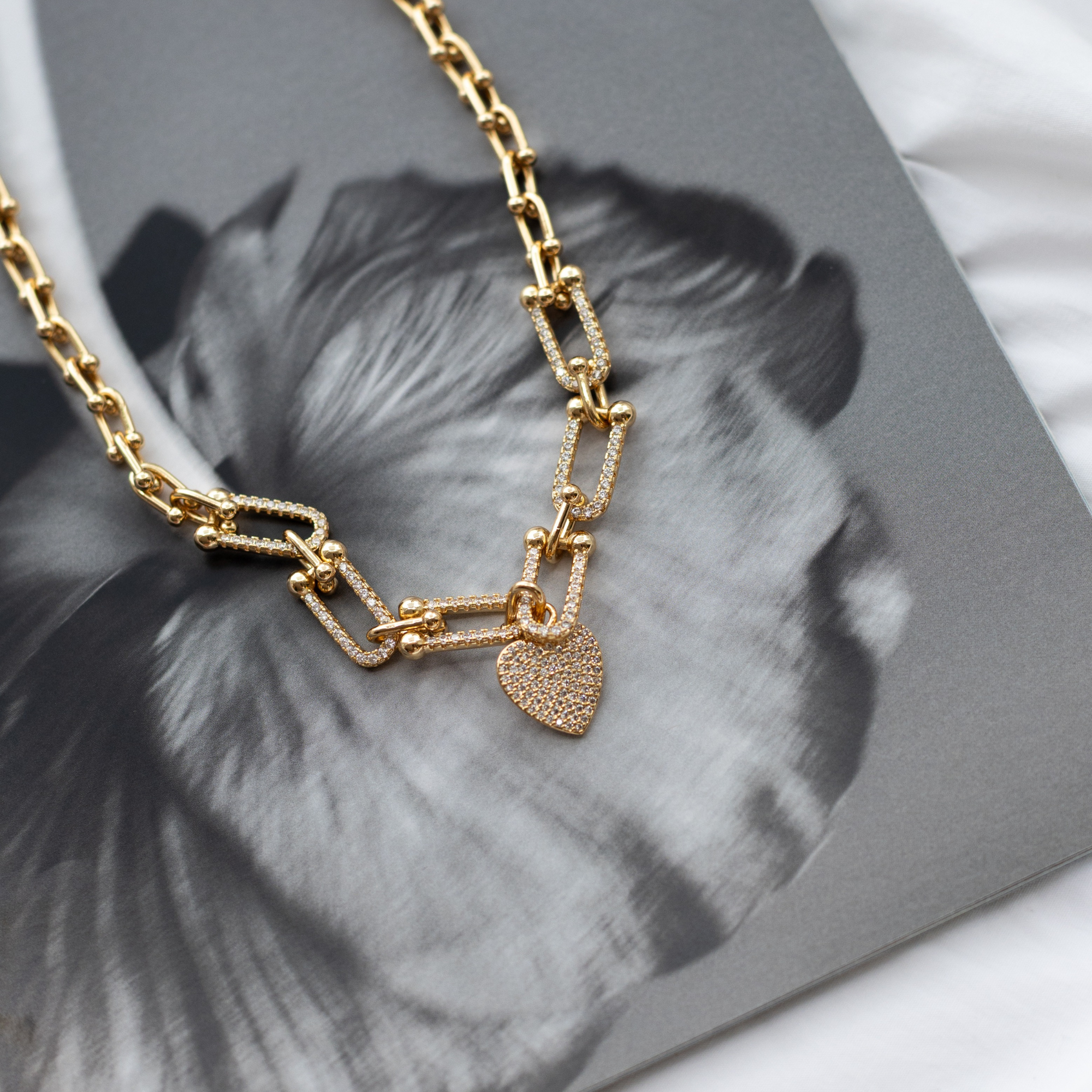 Colar Elos Longos Coração Cravejado