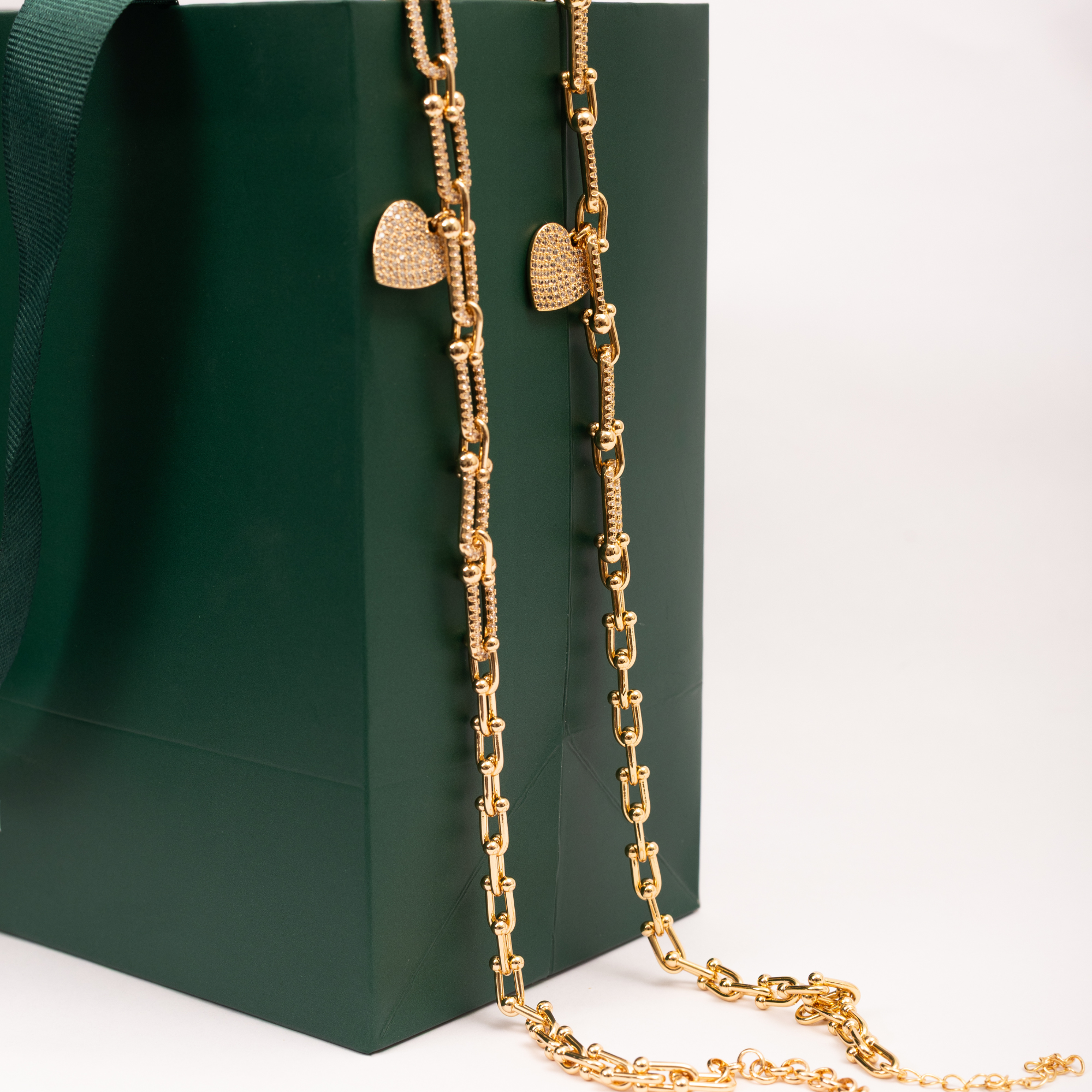 Colar Elos Longos Coração Cravejado