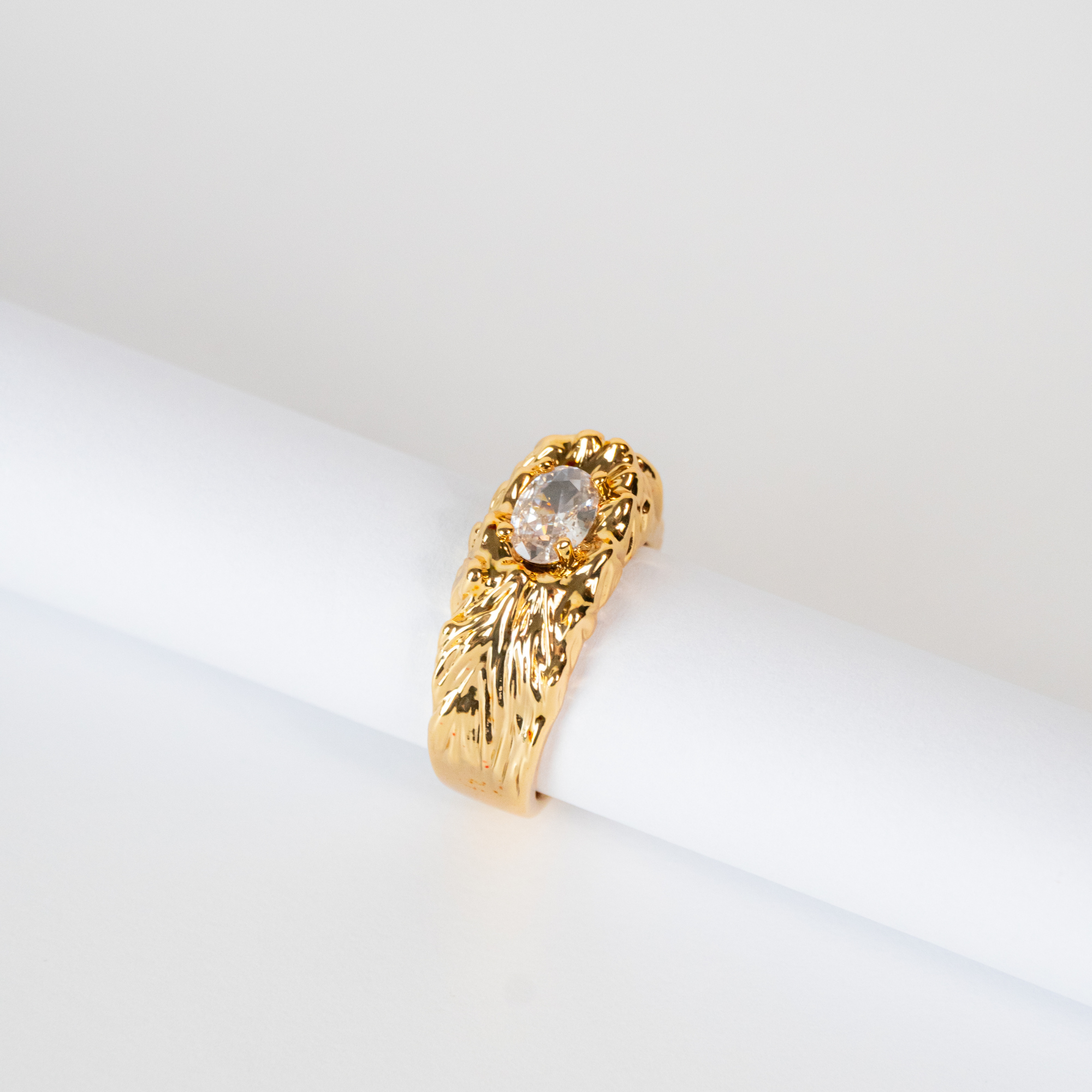 Anel Texturizado com Zircônia Oval