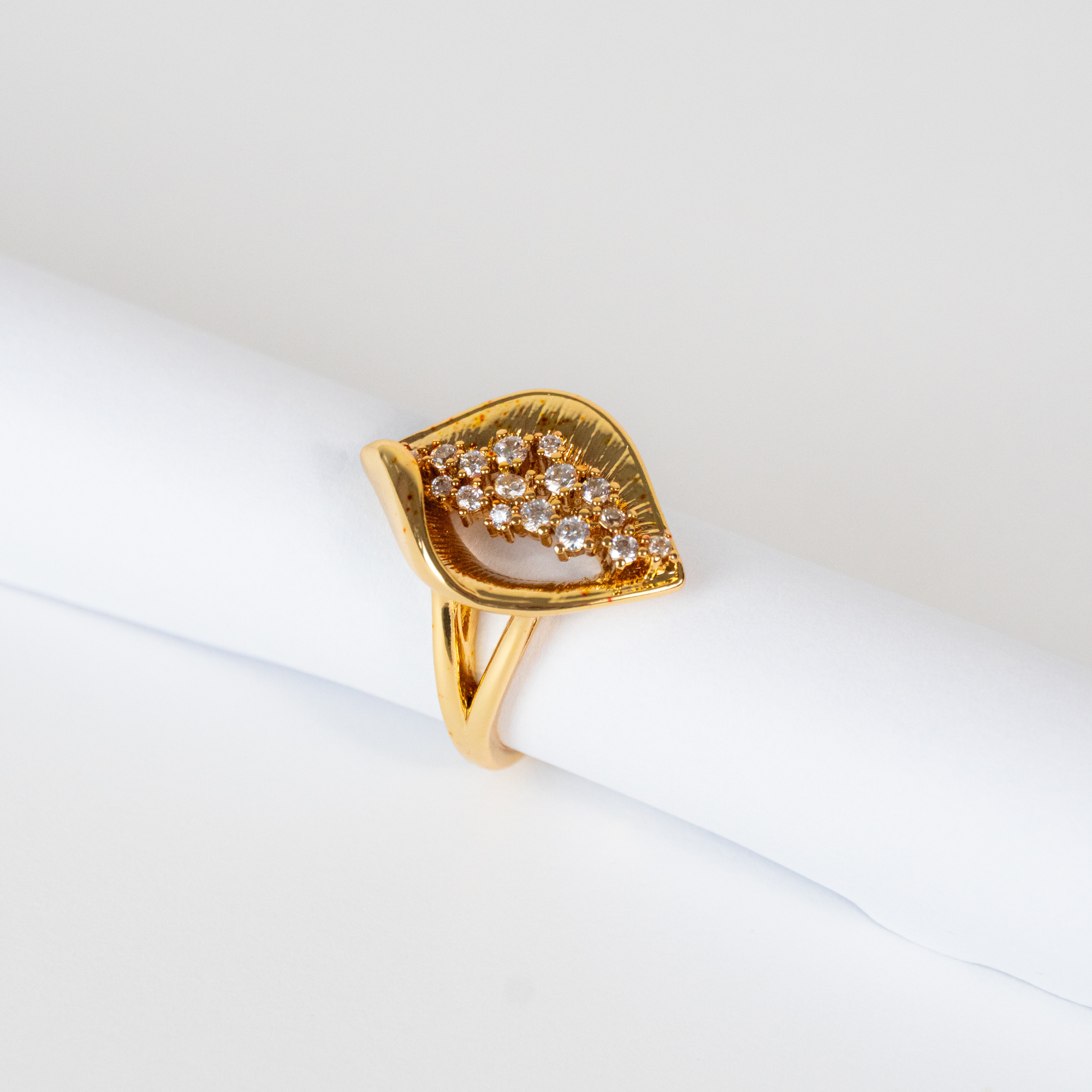 Anel de Zircônias Com Aureóla Escovada