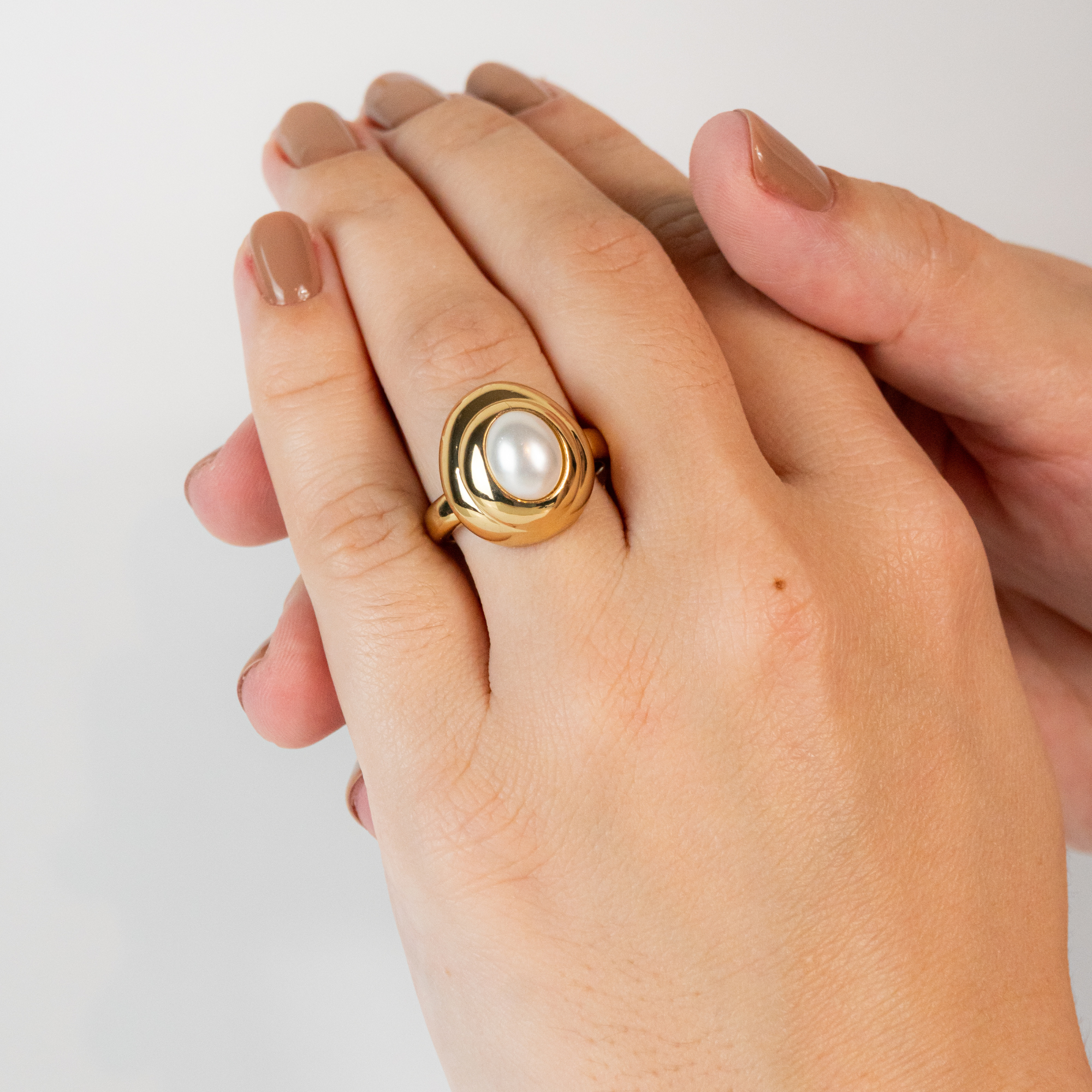 Anel Dourado com Pérola Central