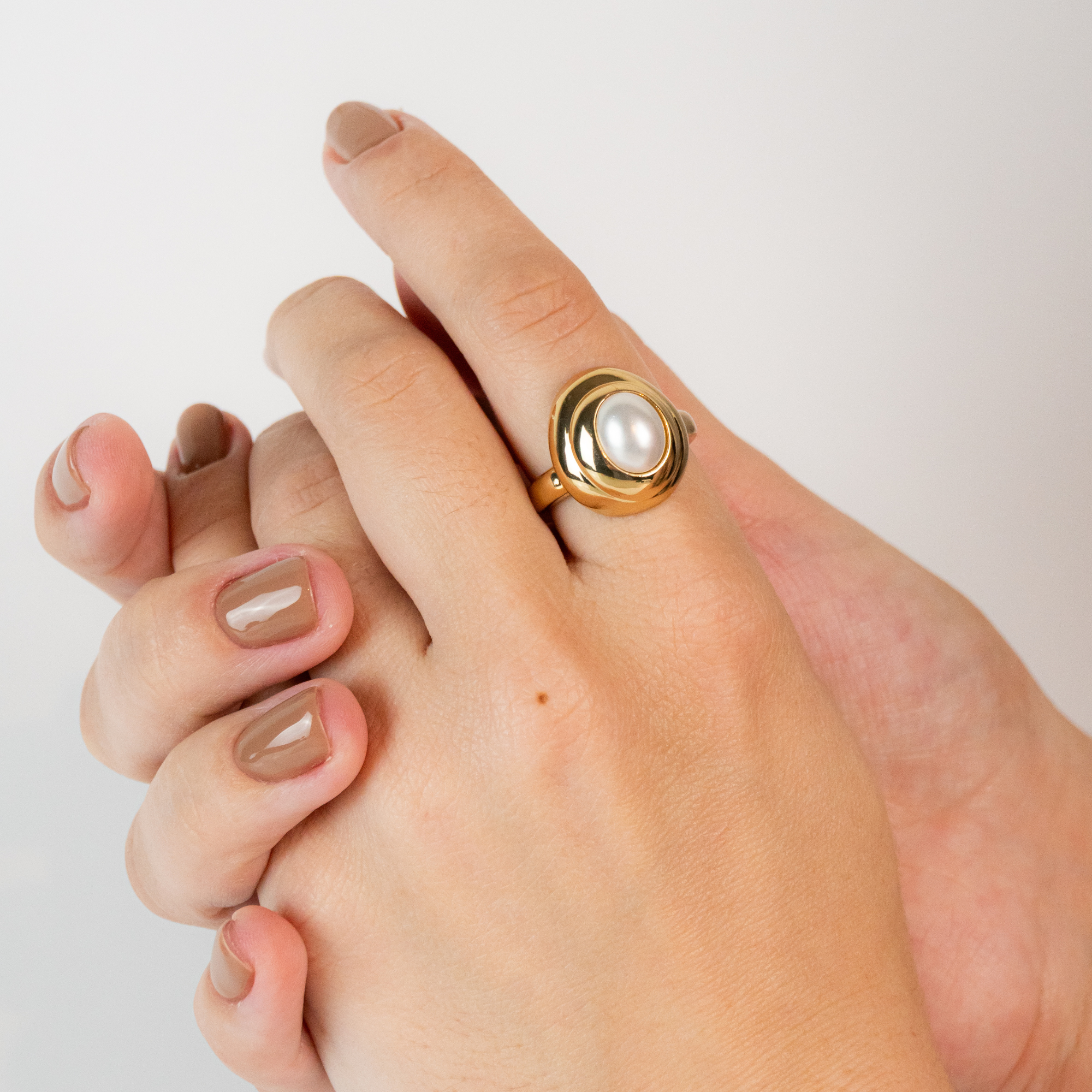 Anel Dourado com Pérola Central