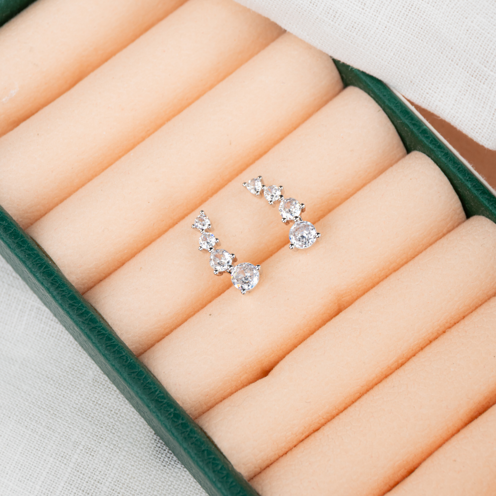 Brinco Ear Cuff Zircônias Redondas