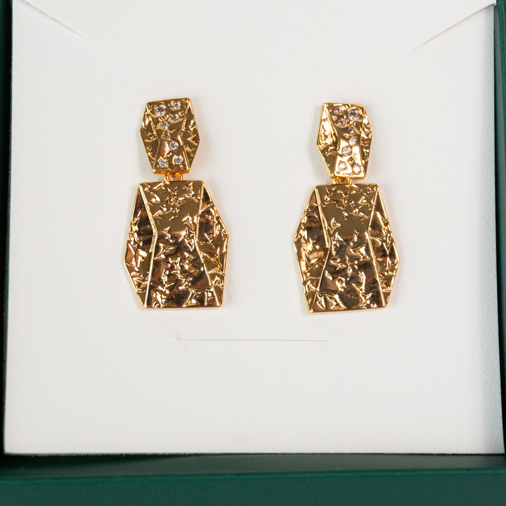 Brinco Cravejado com Peça Texturizada Pendente