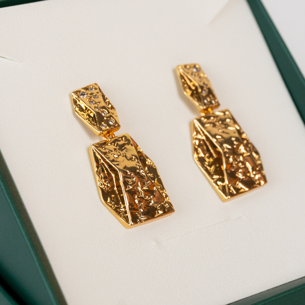 Brinco Cravejado com Peça Texturizada Pendente