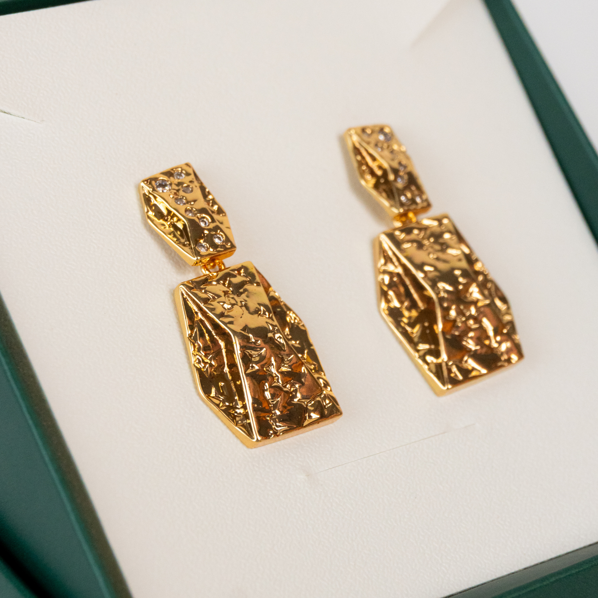 Brinco Cravejado com Peça Texturizada Pendente