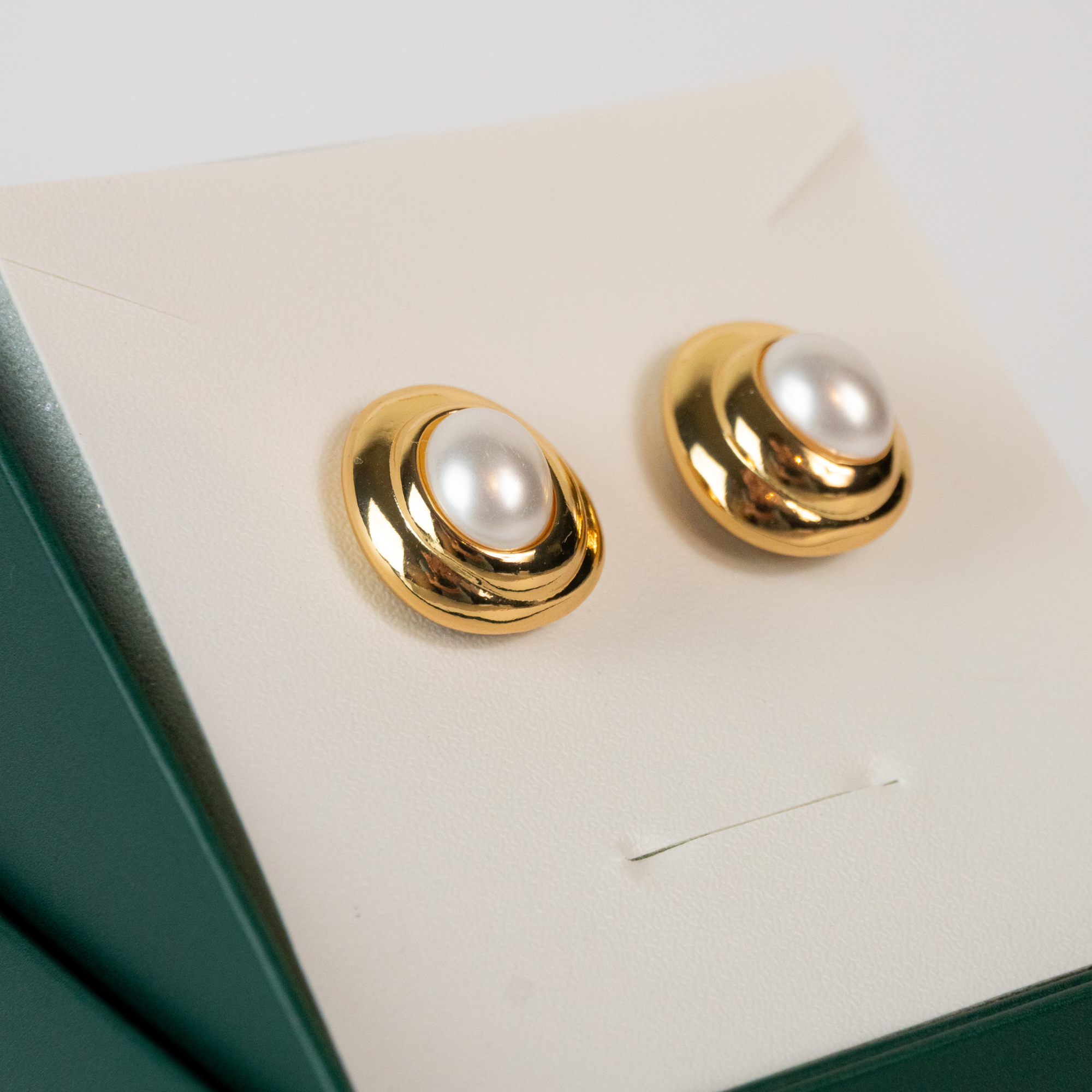 Brinco Liso em Camadas com Pérola no Centro