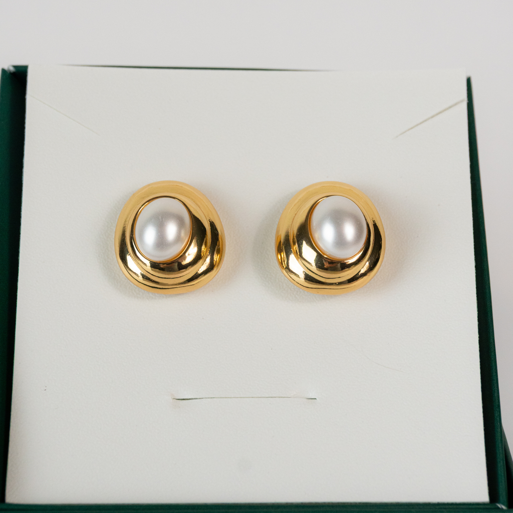 Brinco Liso em Camadas com Pérola no Centro