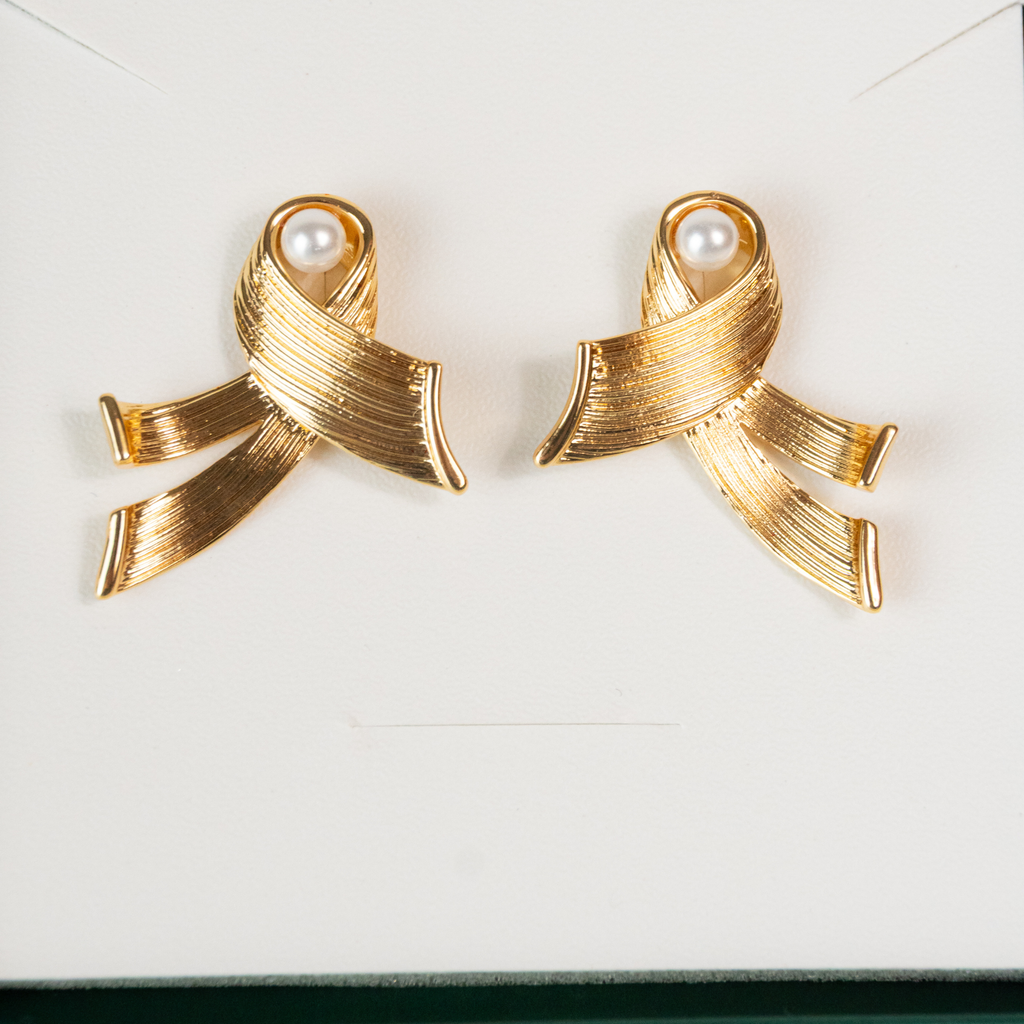 Brinco Pérola Entrelaçado por Laço Escovado