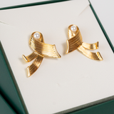 Brinco Pérola Entrelaçado por Laço Escovado