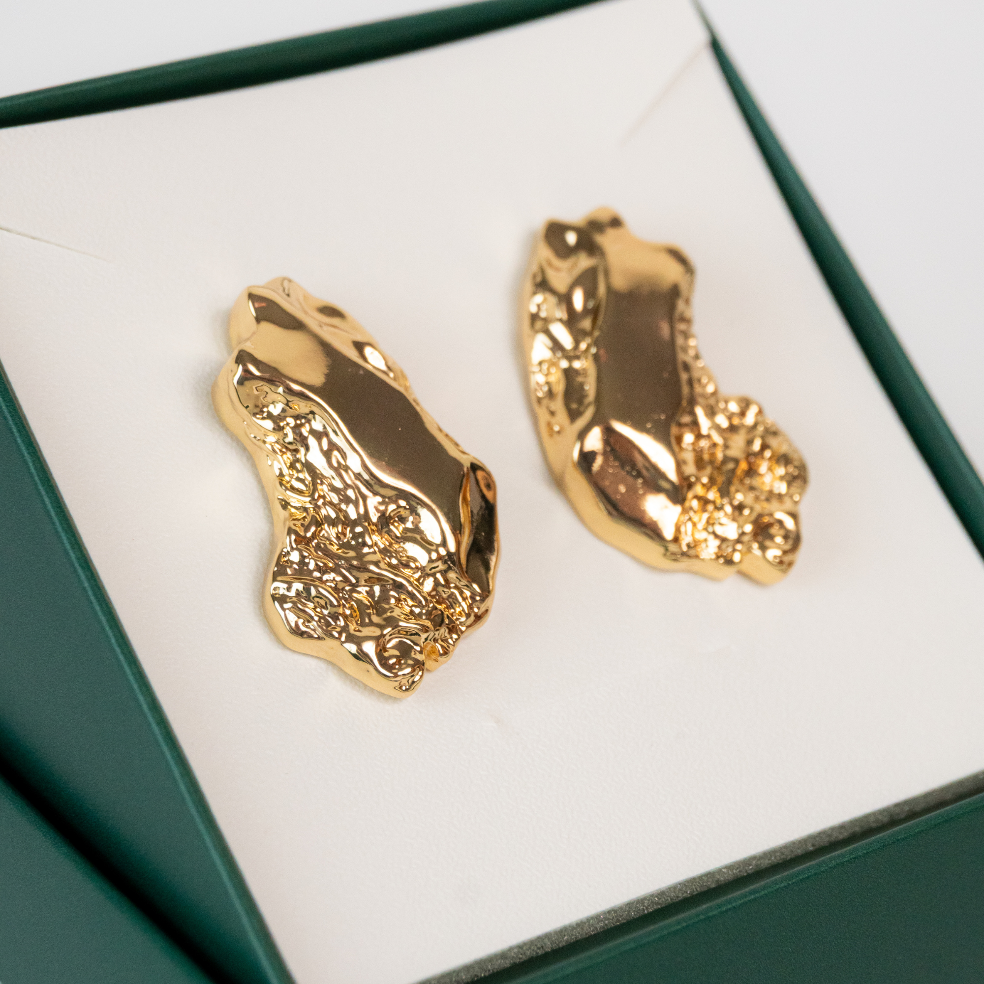 Brinco Polido Texturizado e Cravejado por Micro Zircônias