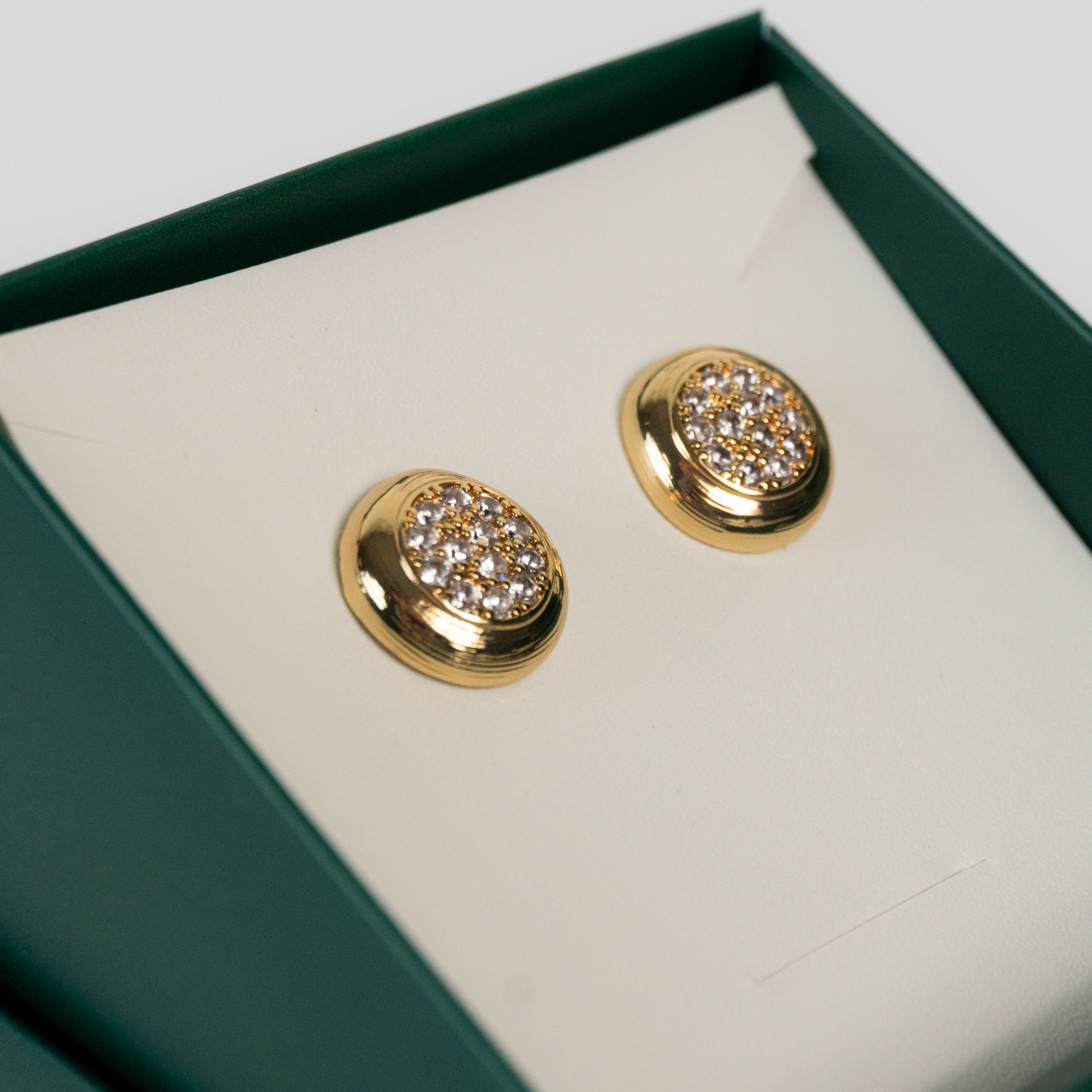 Brinco Redondo Dourado com Micro Zircônias Cravejadas