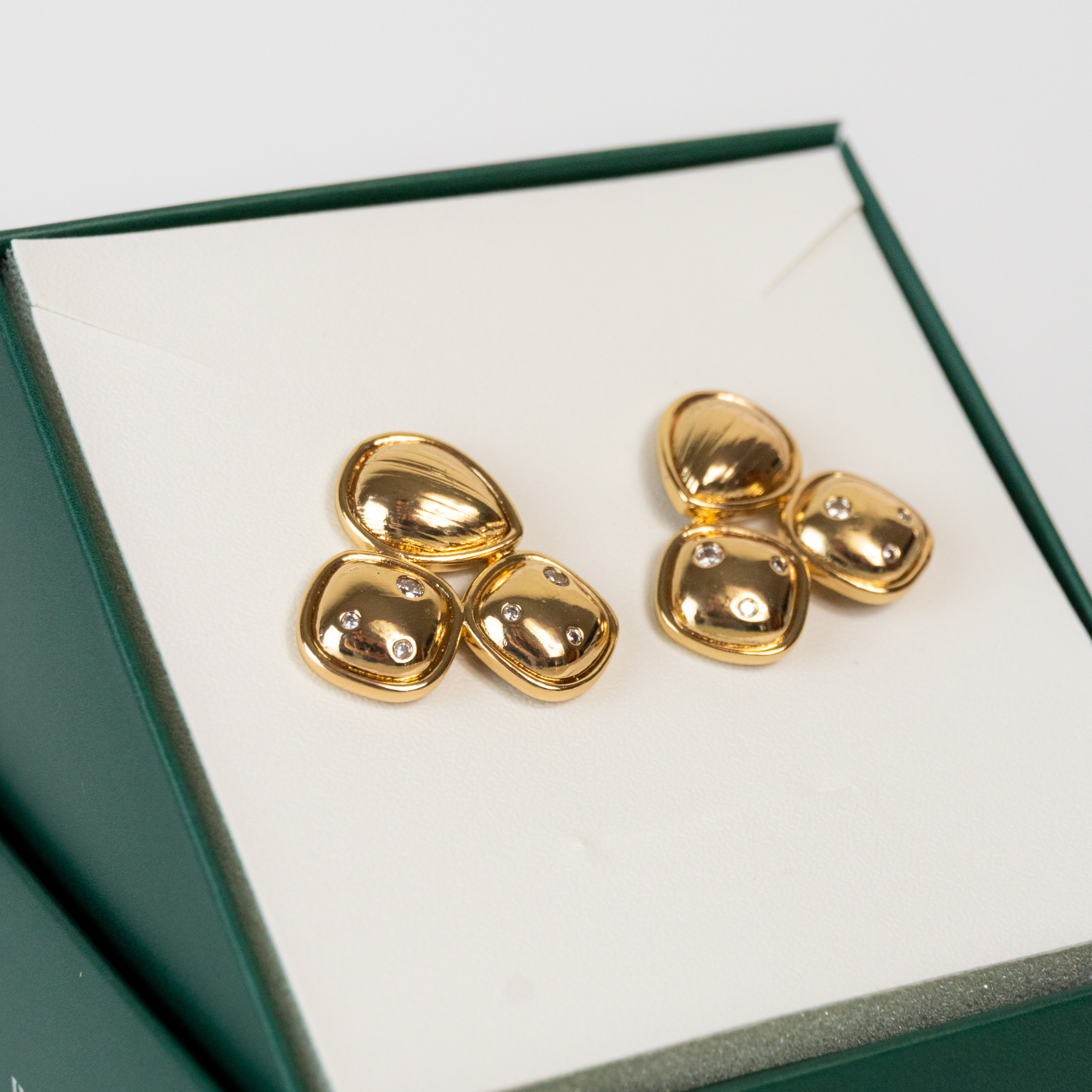 Brinco com Peças Lisas Cravejadas