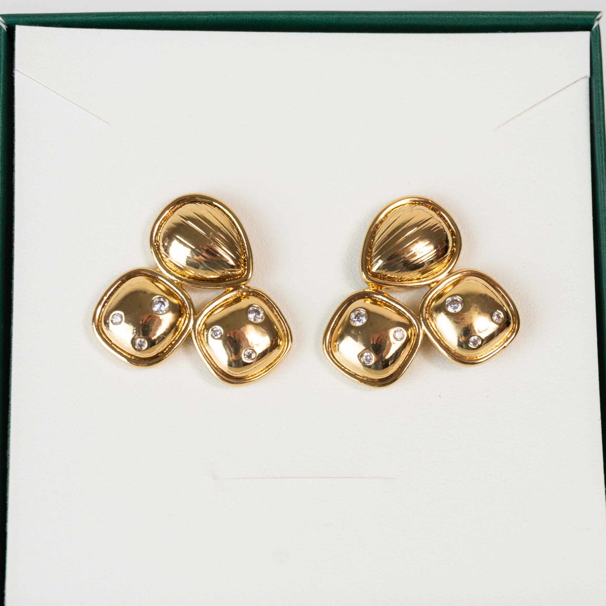 Brinco com Peças Lisas Cravejadas