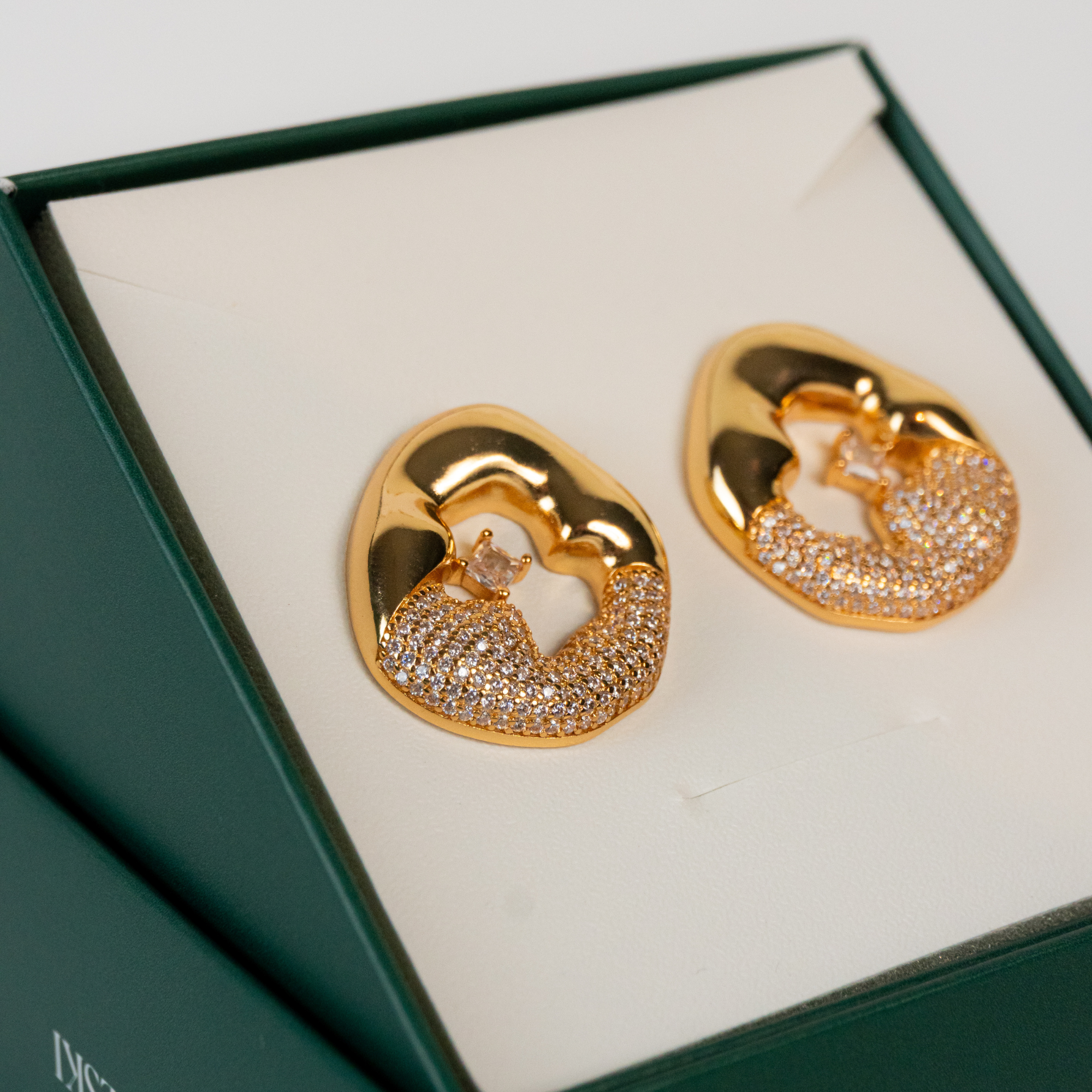 Brinco de Aro Liso e Cravejado em Micro Zircônias