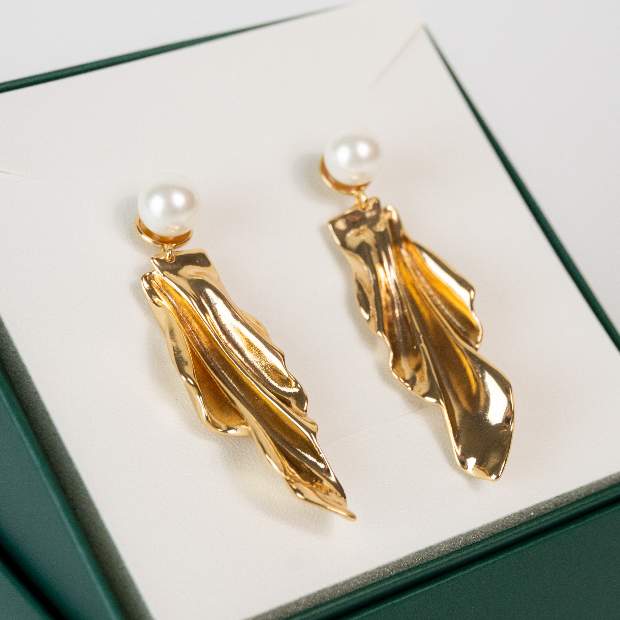 Brinco de Pérola com Peça Pendente Texturizada