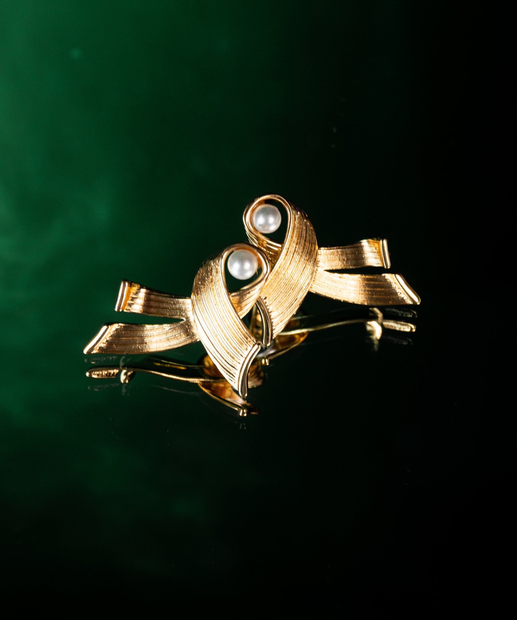 Brinco Pérola Entrelaçado por Laço Escovado