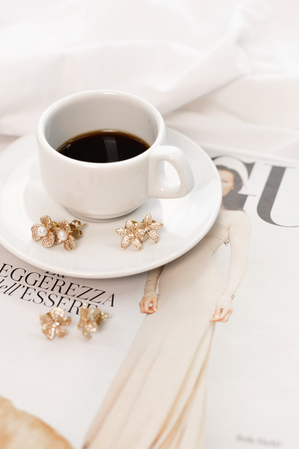 Brincos Flor Cravejados com Micro Zircônias