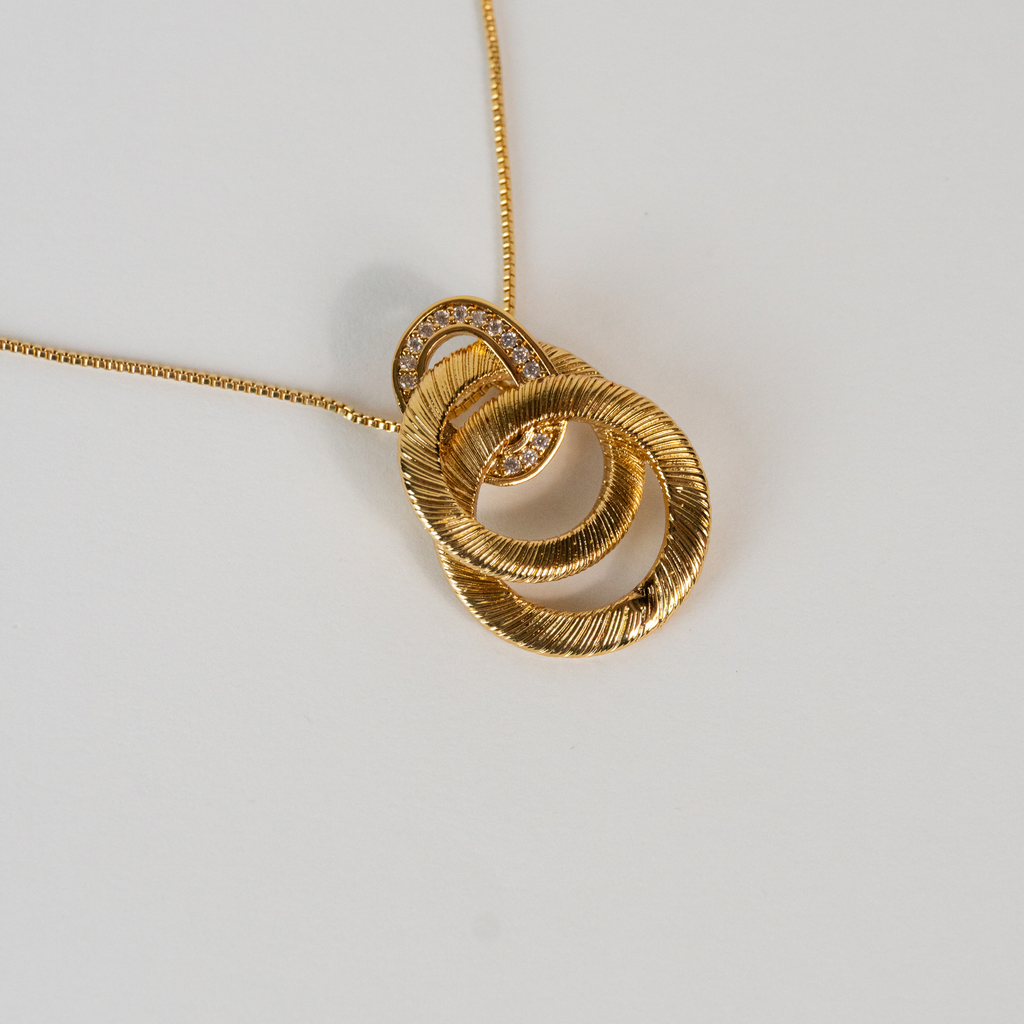 Colar com Pingente de Círculos Texturizados Entrelaçados