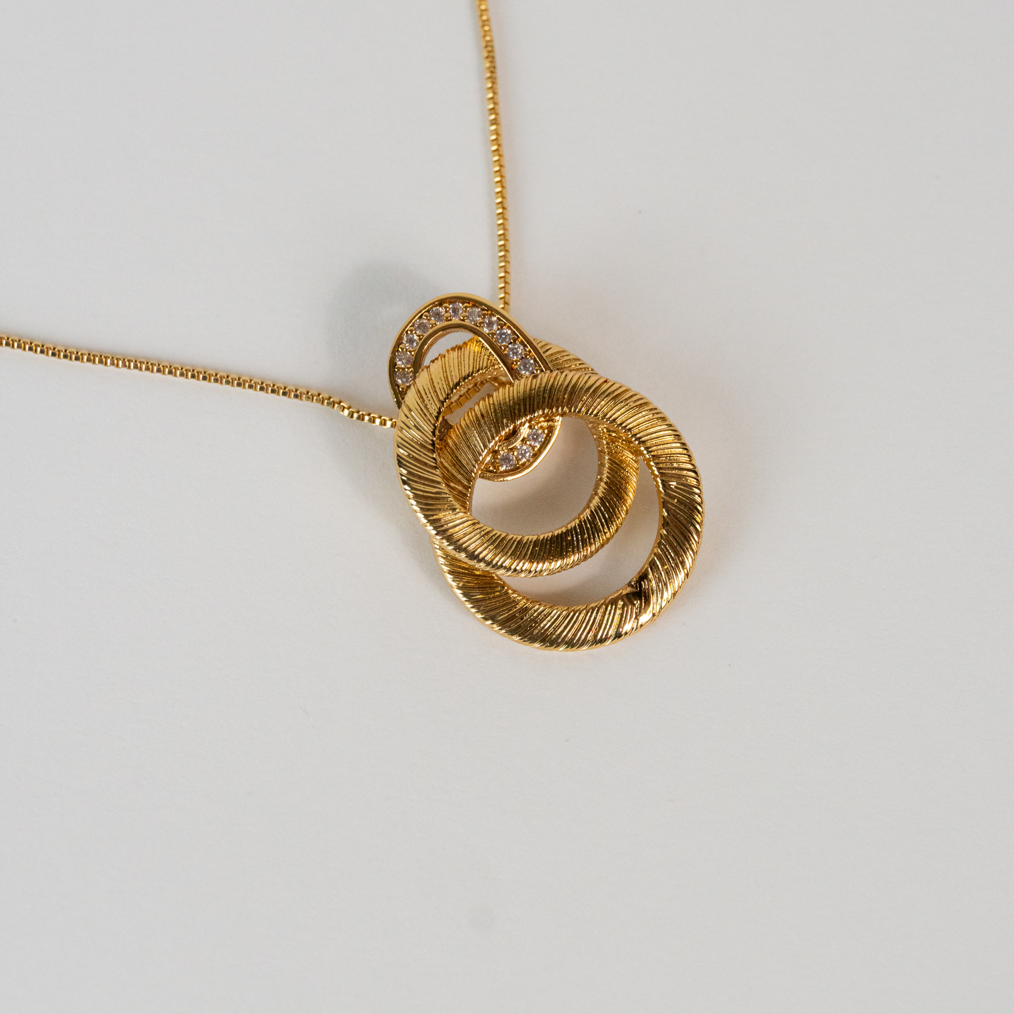 Colar com Pingente de Círculos Texturizados Entrelaçados