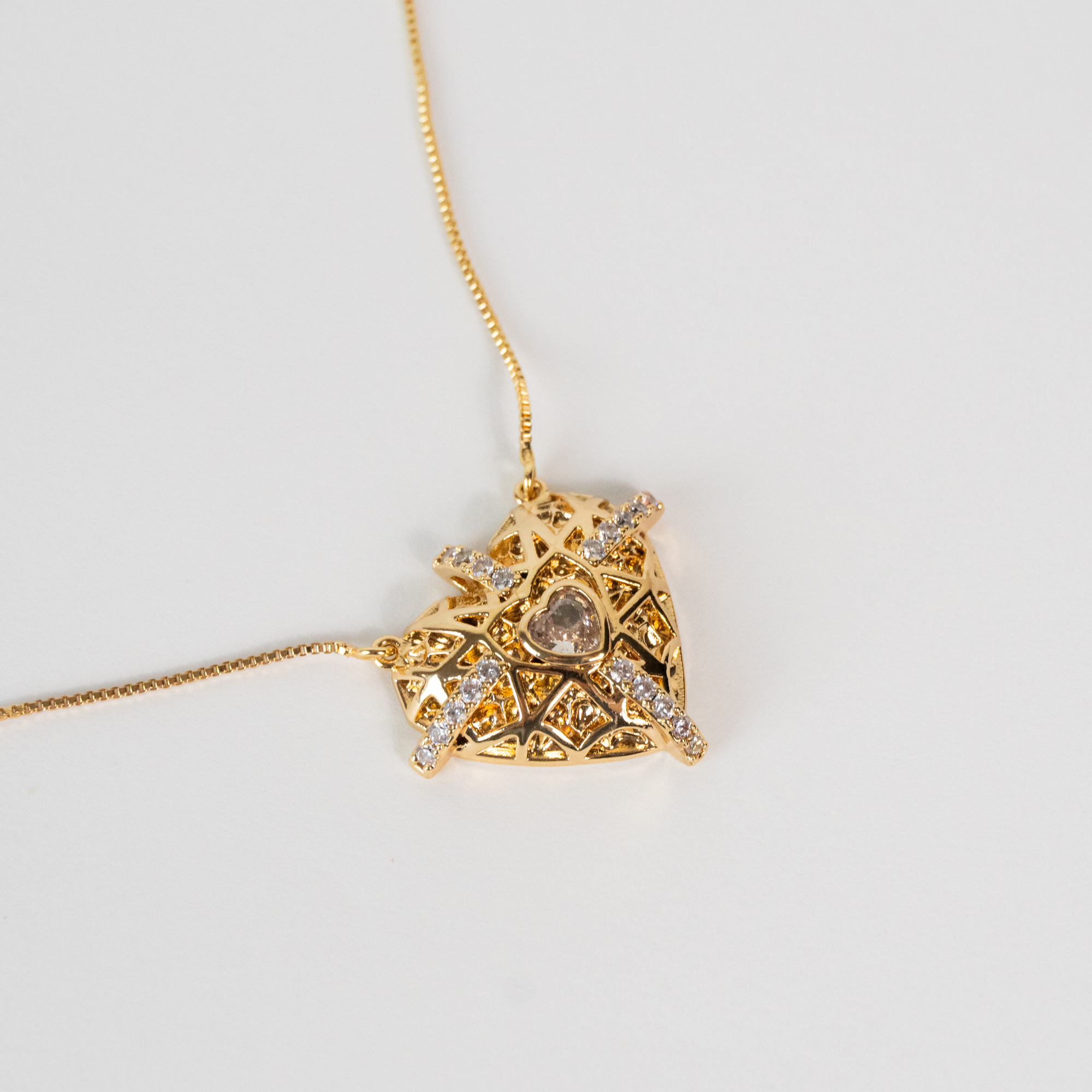 Colar com Pingente Ornamental Texturizado com Micro Zircônias