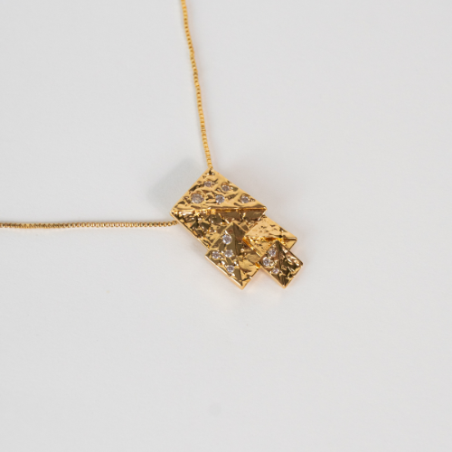 Colar com Pingente Retangular Texturizado