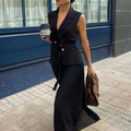 Conjunto Preto com Colete Alongado e Saia Plissada Midi