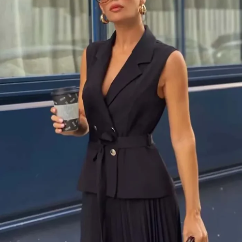 Conjunto Preto com Colete Alongado e Saia Plissada Midi