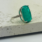 Anel com Pedra Fusion Verde e Zircônias