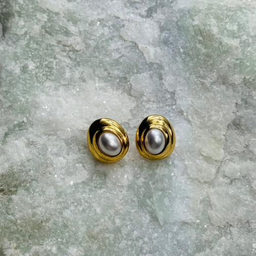 Brinco Liso em Camadas com Pérola no Centro