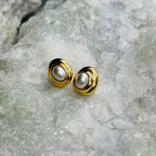 Brinco Liso em Camadas com Pérola no Centro