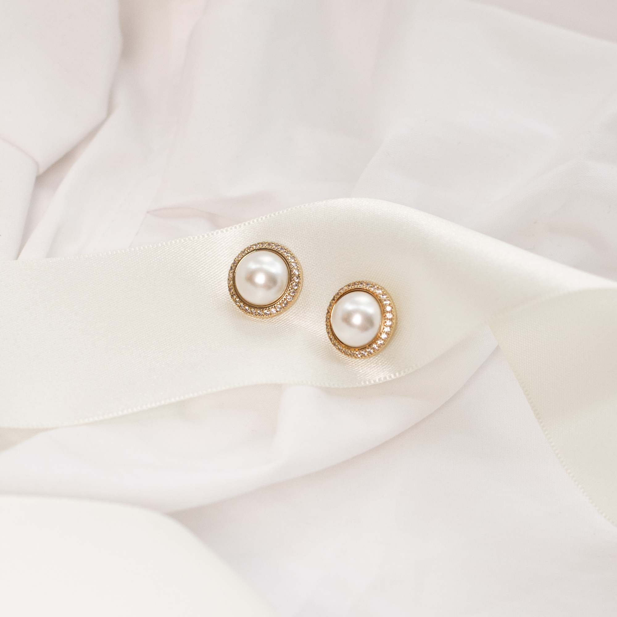 Brincos Redondos com Pérola e Micro Zircônias