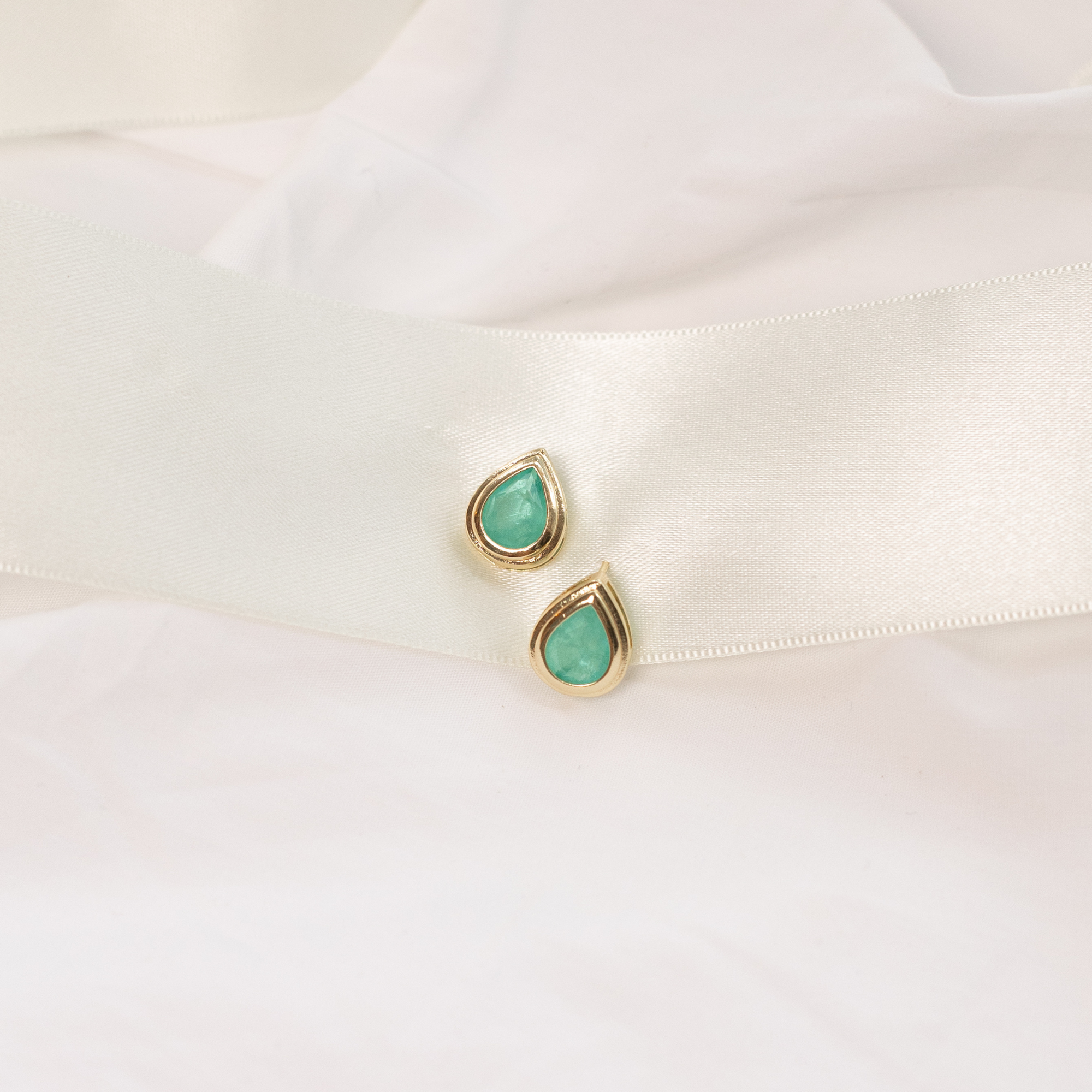 Brincos Gota com Pedra Verde