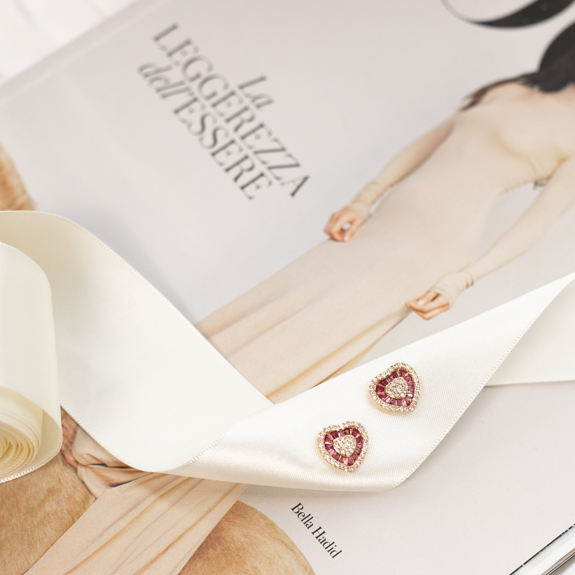 Brinco Coração com Pedra Rosa e Micro Zircônias