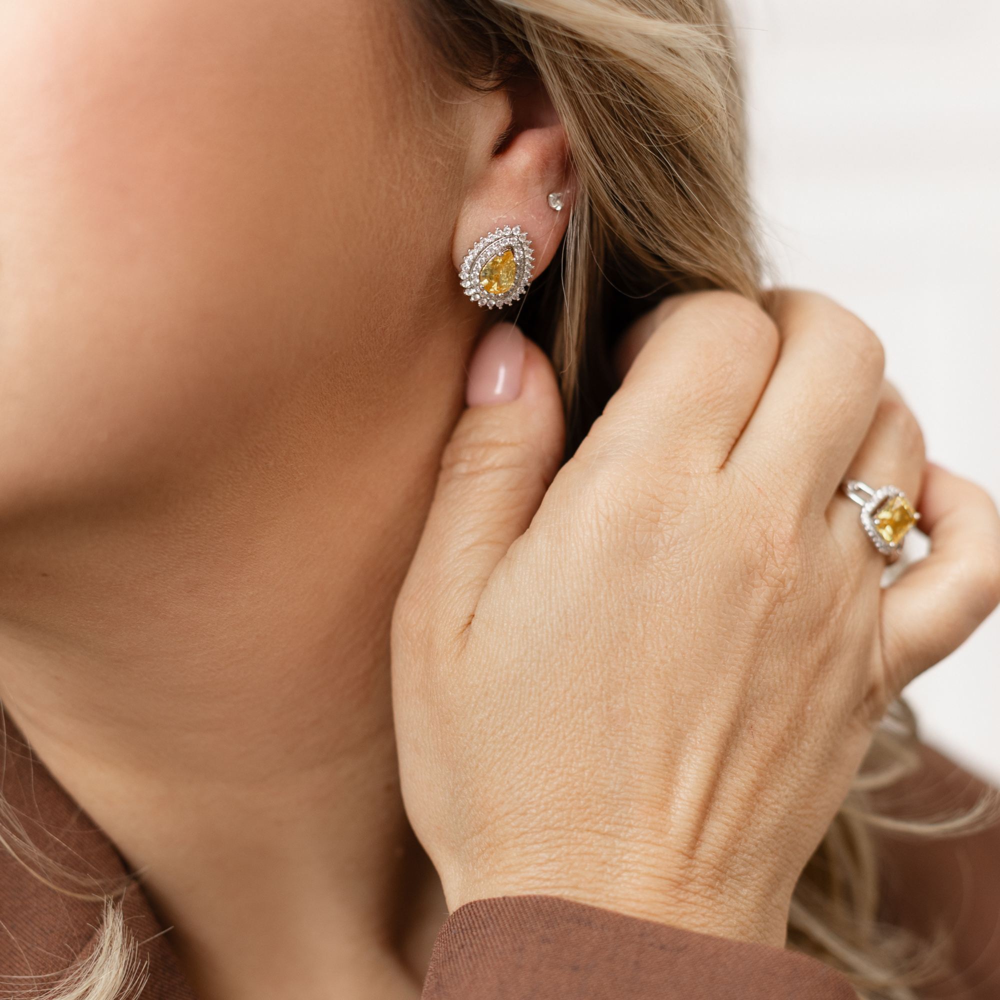 Brinco Gota com Dupla Auréola Cravejada