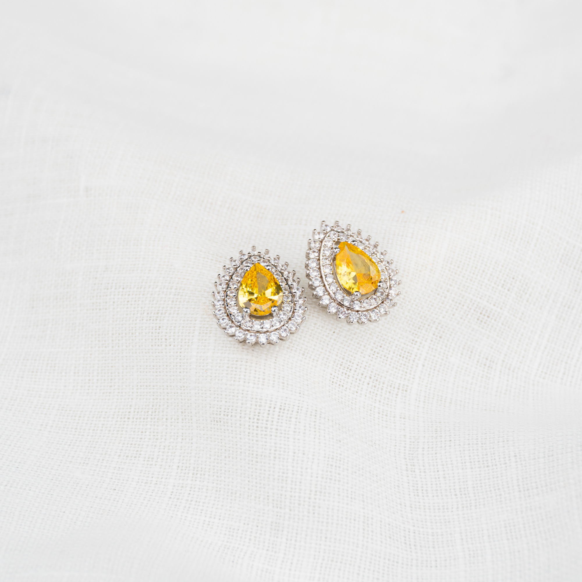 Brinco Gota com Dupla Auréola Cravejada