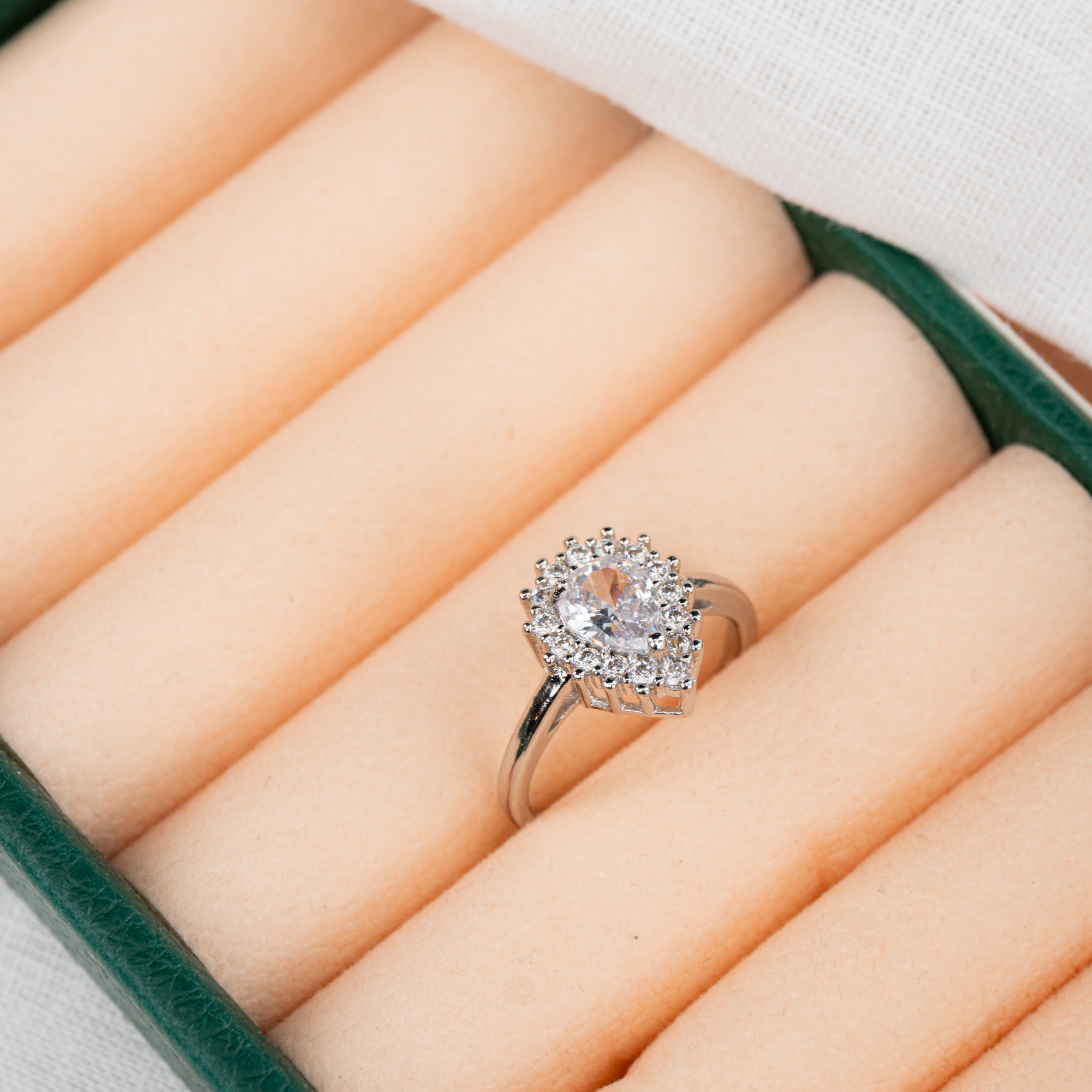 Anel Gota Cravejado com Aro Vazado