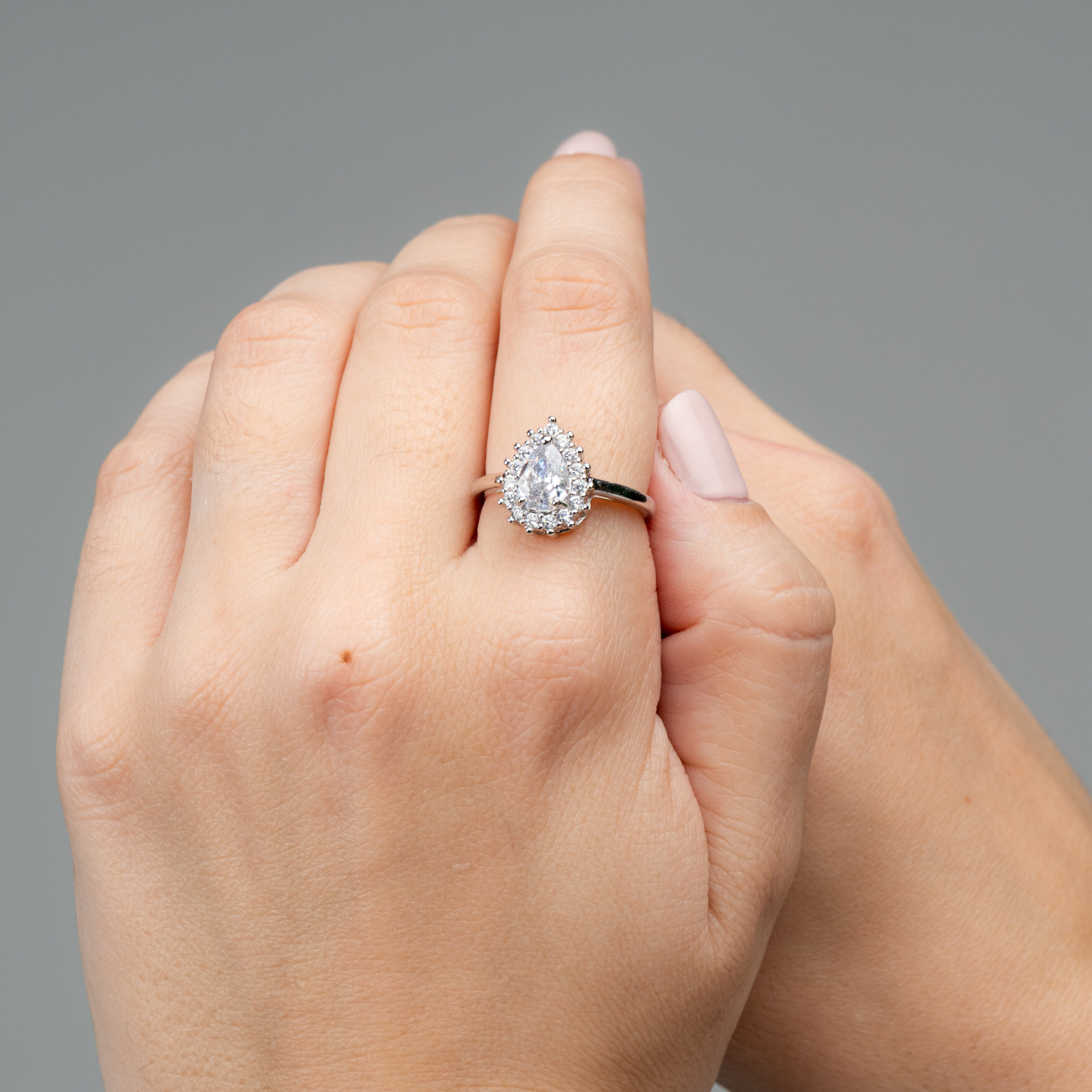 Anel Gota Cravejado com Aro Vazado