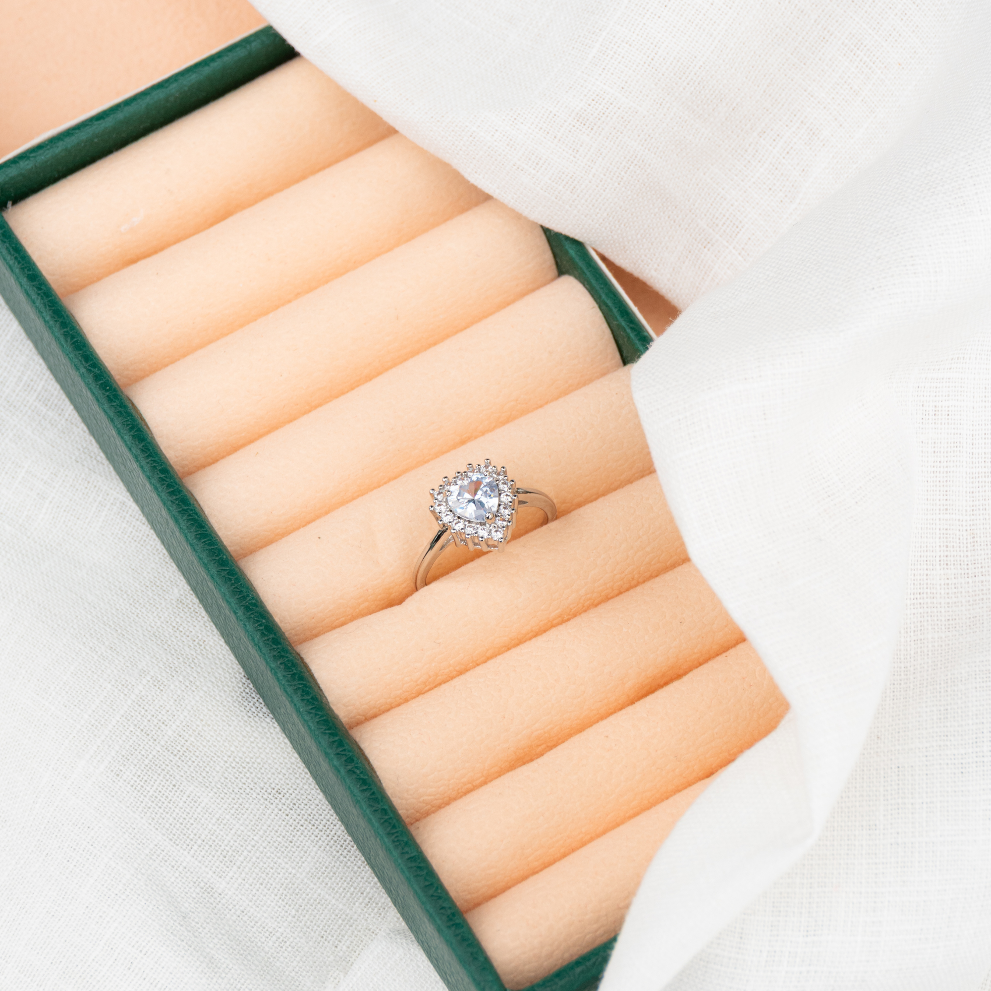 Anel Coração com Aureóla Cravejada