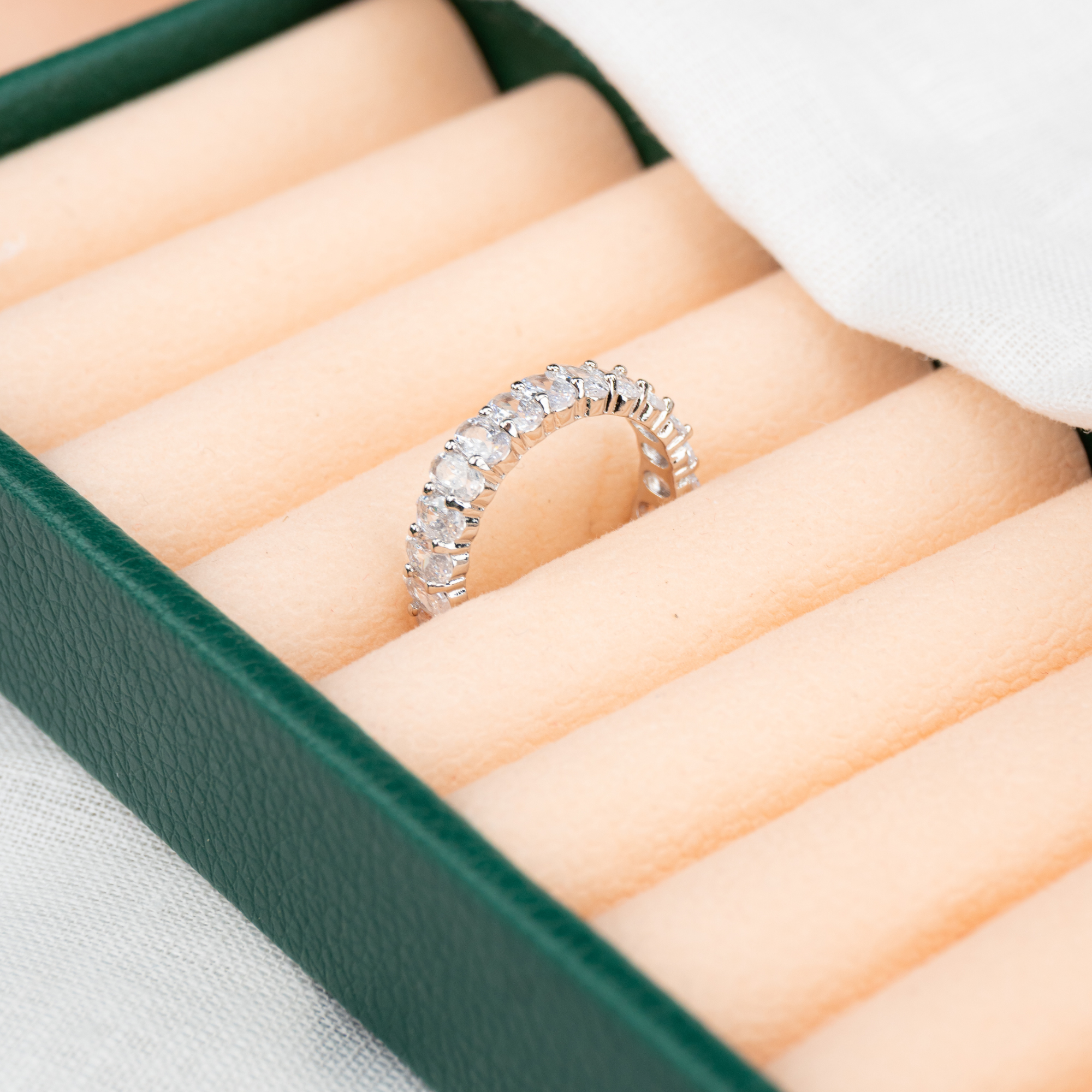 Anel Cravejado Inteiro Oval