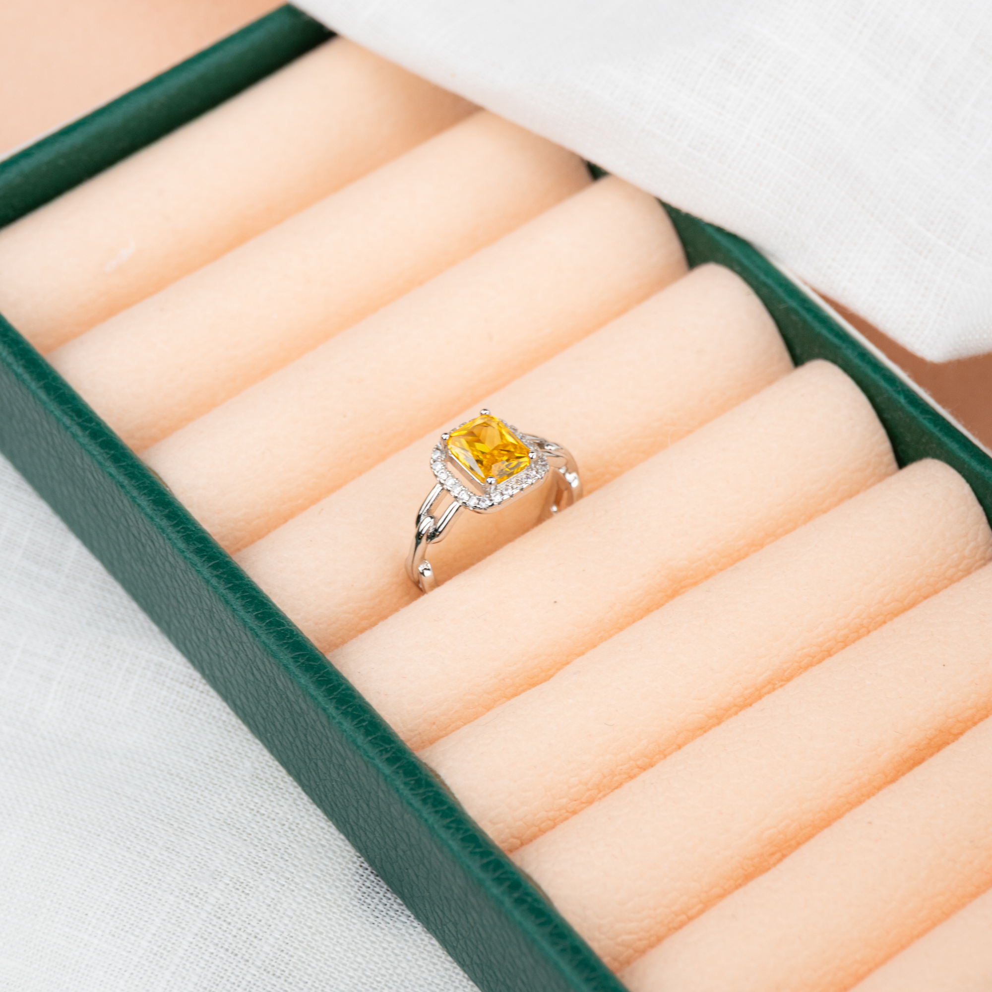 Anel Quadrado com Aureóla Cravejada