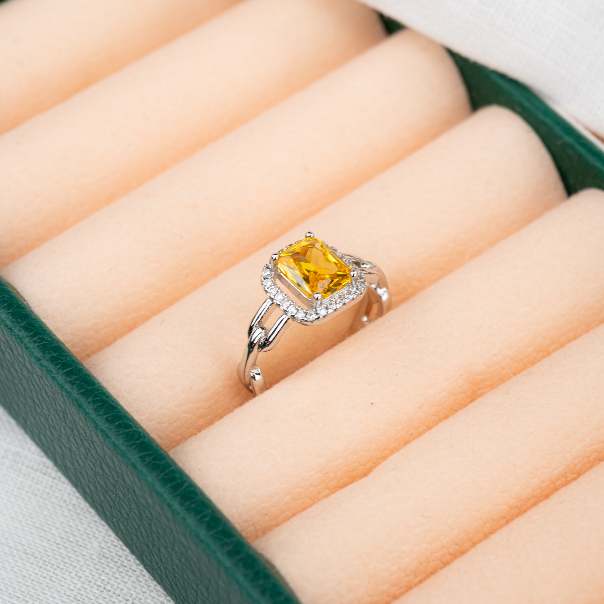 Anel Quadrado com Aureóla Cravejada