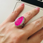 Anel com Pedra Fusion Rosa e Aro Duplo Cravejado
