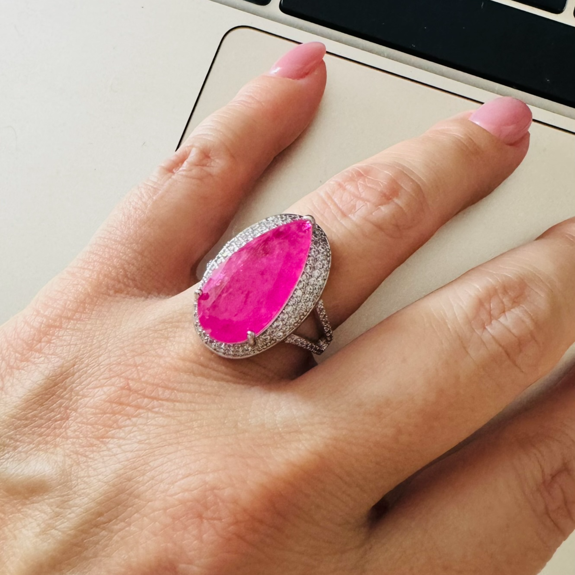 Anel com Pedra Fusion Rosa e Aro Duplo Cravejado